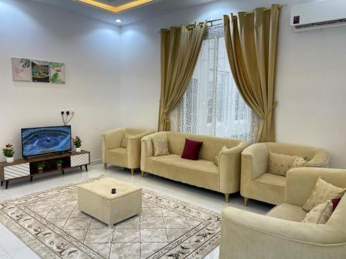 Una televisión o centro de entretenimiento en شاليه الغيوم الفندقية