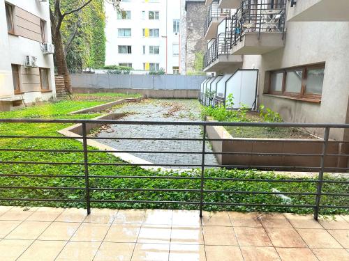 Prime Stay - Modern 2 Bedroom Family Apartment with Terrace & Parking Included