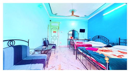 Ένα ή περισσότερα κρεβάτια σε δωμάτιο στο বীণাপানি হোটেল & রেস্টুরেন্ট Binapani Tarapith