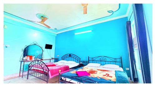 Ένα ή περισσότερα κρεβάτια σε δωμάτιο στο বীণাপানি হোটেল & রেস্টুরেন্ট Binapani Tarapith