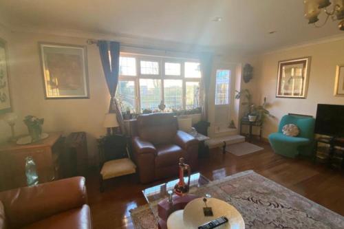 a living room with a couch and a chair at Apartment - Sleeps 4 - Parking - Balcony - Garden in High Wycombe