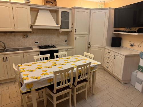 una cocina con mesa y sillas. en Casa Etna Soul, en Paterno