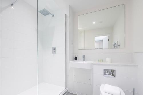 ベッドフォードにあるLuxury Central Apartment Bedfordの洗面台と鏡のある白いバスルーム