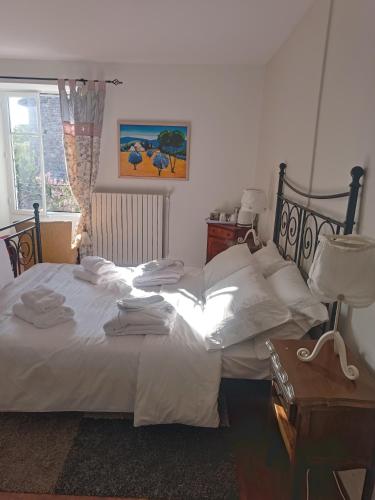 a bedroom with two beds with towels on them at Les Jonquilles in Chef-Boutonne