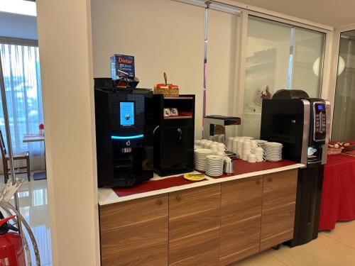 een aanrecht met twee machines erop bij Hotel Vienna in Lignano Sabbiadoro