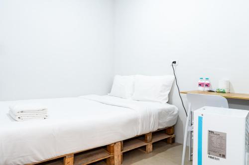 a bed in a room next to a desk at xx เดอะ ฮิดเด้น ตรอก ข้าวสาร The Hidden Khaosan in Bangkok