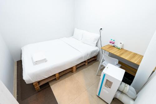 a small bedroom with a bed and a desk at xx เดอะ ฮิดเด้น ตรอก ข้าวสาร The Hidden Khaosan in Bangkok