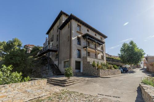 een oud stenen gebouw met een trap op een straat bij L'Anxana in Formiche Alto