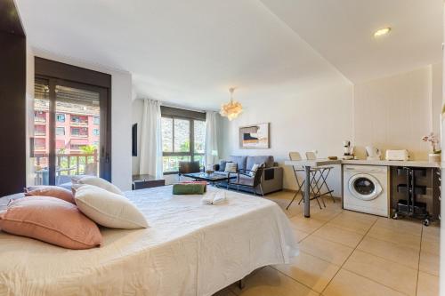 Ένα ή περισσότερα κρεβάτια σε δωμάτιο στο PALM-MAR Paradise with pools and AC