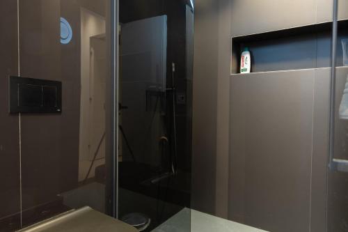 un bagno con doccia in vetro e WC di 1006 Grand Residence - 4pers a Bucarest