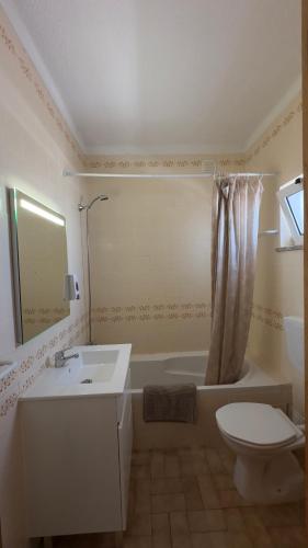 un bagno con lavandino, WC e vasca di Sea View Apartment in Altura, Algarve 300m from Beach and Town Center ad Altura