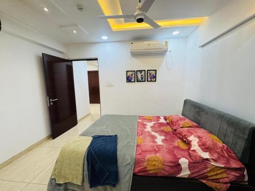 Postel nebo postele na pokoji v ubytování Luxury 4bhk Duplex sky villa with sunrise& ORR View-Nanakramguda -Gachibowli