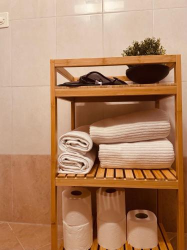 a wooden shelf with towels and a bowl on it at Foresta Living in Mendrisio