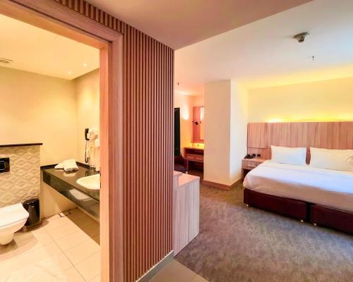 Postel nebo postele na pokoji v ubytování La Casa Hotel Amman by FHM
