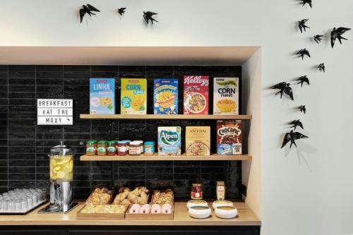 une boulangerie avec une étagère de produits sur un comptoir dans l'établissement Moxy Alfragide Lisboa, à Alfragide