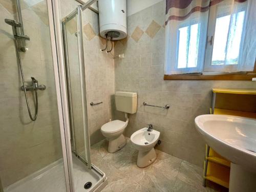 Ένα μπάνιο στο Comfy villa with pool and barbecue