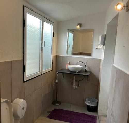 Et badeværelse på Alojamento Raymundo