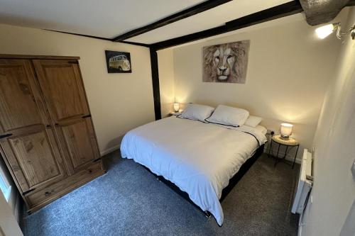 Ένα ή περισσότερα κρεβάτια σε δωμάτιο στο Apartment - Sleeps 2 - Parking - WiFi