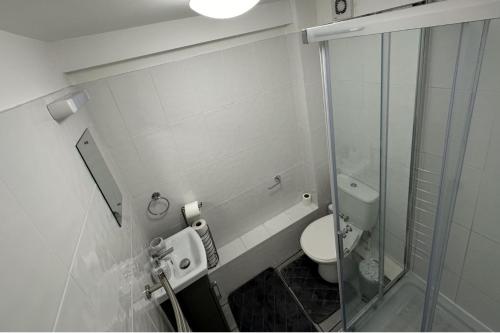 Ένα μπάνιο στο Apartment - Sleeps 2 - Parking - WiFi