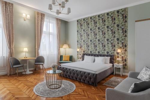 a hotel room with a bed and a couch at Central Park Rooms in Oradea