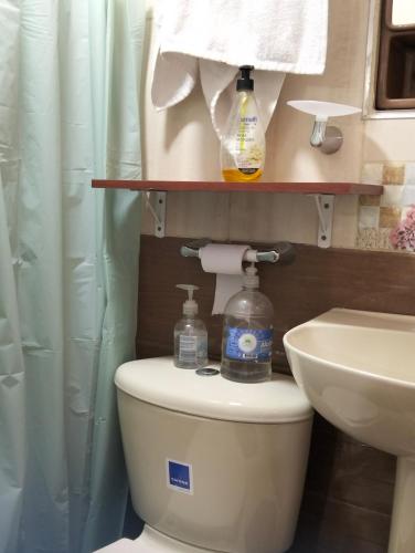 ein Badezimmer mit Toilette und Waschbecken in der Unterkunft Apartamento a muy buen precio promoción 2x1 in El Tejar