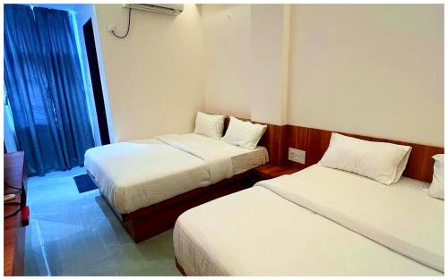 Una cama o camas en una habitación de Hotel Rudraksh Palace ! near Sai baba mandir & Main places - Premium Family Rooms with Fully Air Conditioned and Free Wi-Fi ! Best Facilities Hotel