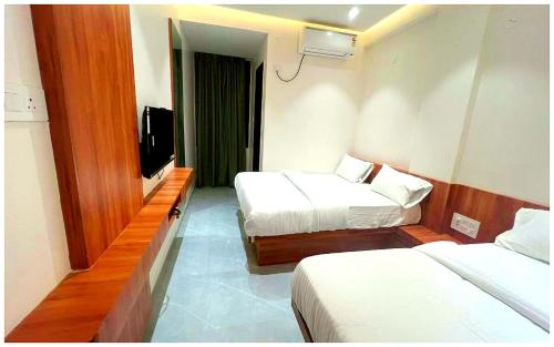 Una cama o camas en una habitación de Hotel Rudraksh Palace ! near Sai baba mandir & Main places - Premium Family Rooms with Fully Air Conditioned and Free Wi-Fi ! Best Facilities Hotel