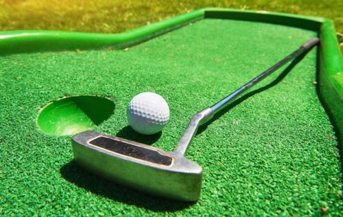 Γήπεδο γκολφ σε οργανωμένο κάμπινγκ ή στη γύρω περιοχή