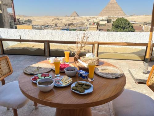 カイロにあるPyramids Top view innのピラミッドの景色を望むテーブル