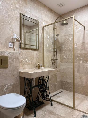 un bagno con lavandino, doccia e WC di Casa Iulian a Oradea