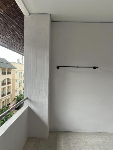 a white wall with a black pole on it at Hongheng Beach Residence - Walk to Jomtien & Night Market ! in Jomtien Beach