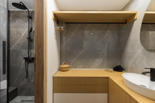 Oak tree by halu! Spacious apartment with Scandinavian design
