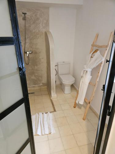un bagno con wc, scala e asciugamani di Riad El Jadide a Marrakech