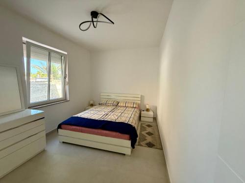 ルティナにあるCasa Mare Rtina Gartenwohnungのベッドと窓のある小さな寝室