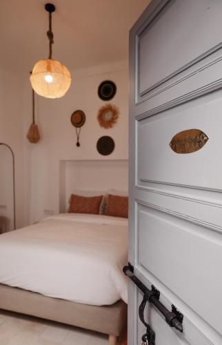 เตียงในห้องที่ Riad El Jadide