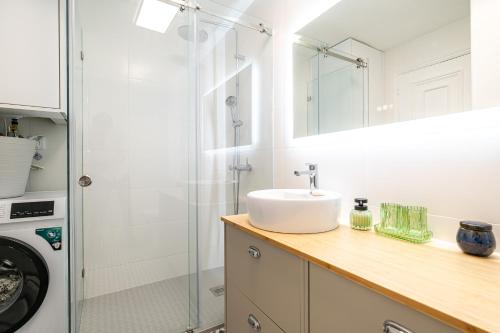 een badkamer met wastafel en douche bij Charming Estoril Apt One Min Walk to the Beach in Estoril