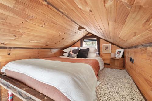 Katil atau katil-katil dalam bilik di Hillsview Cottage by Tiny Away