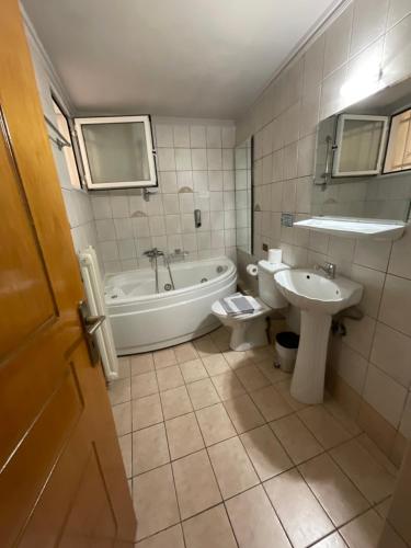 Koupelna v ubytování Piraeus Acropole Hotel