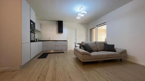a living room with a couch and a kitchen at Charming Center Living Verona in Verona