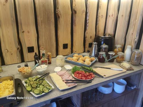 een tafel met een heleboel verschillende soorten voedsel bij Bukowa Ostoja in Nakielno