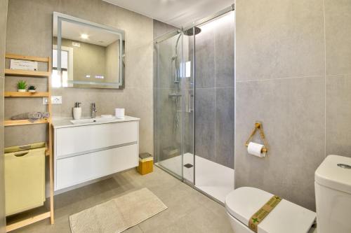 Un baño con ducha, inodoro y lavabo. en G Reserva Mimoses 2 - ImmoBarneda, en Empuriabrava