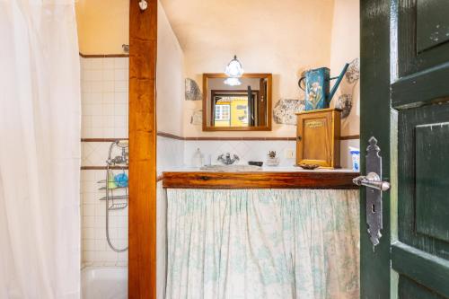 un bagno con lavandino e specchio di Casa Rural La Gañanía a Los Realejos
