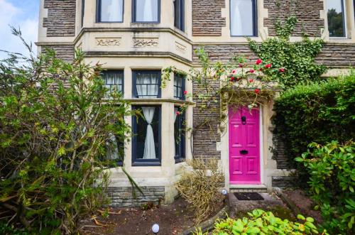 En have udenfor Stylish, Spacious City Hideaway - Sleeps up to 9