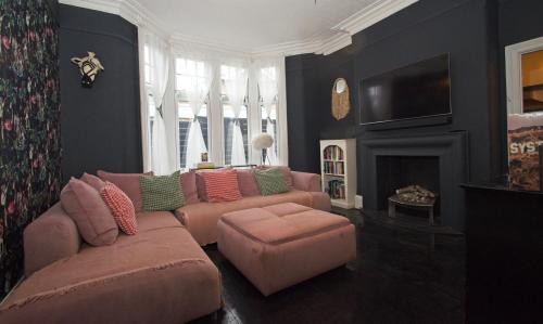 Istumisnurk majutusasutuses Stylish, Spacious City Hideaway - Sleeps up to 9