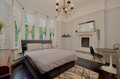 Ένα ή περισσότερα κρεβάτια σε δωμάτιο στο Stylish, Spacious City Hideaway - Sleeps up to 9