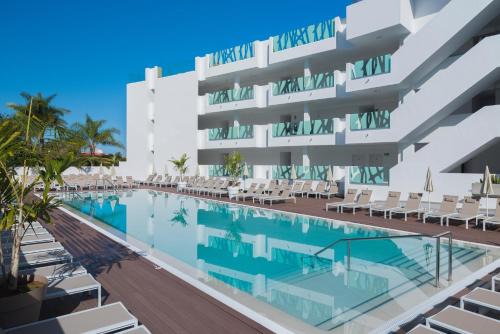 Бассейн в Hotel Atlantic Mirage Suites & SPA - ADULTS ONLY или поблизости