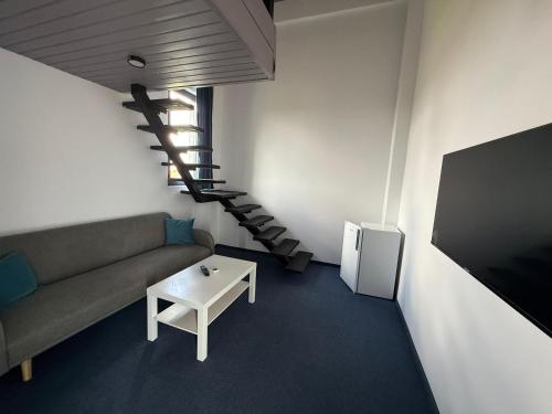 una sala de estar con un sofá y una mesa en Zoon In, en Costinesti