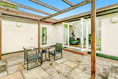 un patio al aire libre con sillas y mesa en Bright & Spacious 2 Bed Holiday Chalet in Sidmouth, en Sidmouth