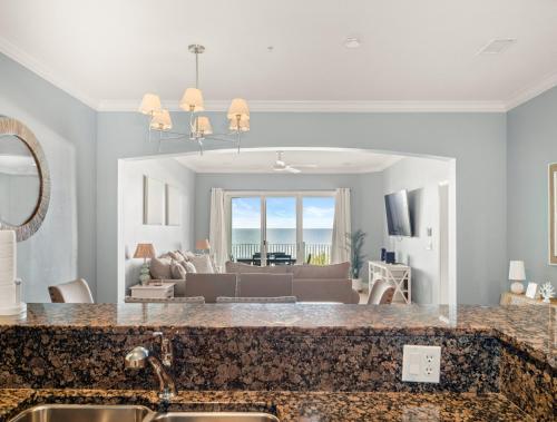 cocina y sala de estar con vistas al océano en Cinnamon Beach By The Sand Or Sun Club, en Bon Terra