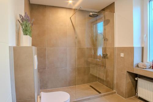 a bathroom with a shower with a toilet at Stylische Wohnung - Messe Essen nah - Wifi & Parken in Essen